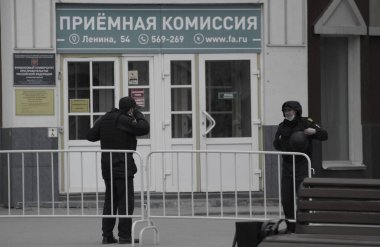 Barnaul, Rusya-21 Nisan 2021. Muhalefetteki siyasetçi Alexei Navalny 'ye destek için gösterilere darbe