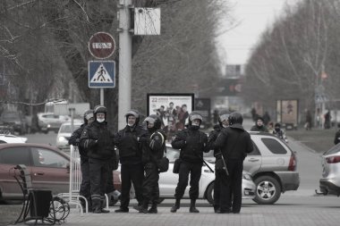 Barnaul, Rusya-21 Nisan 2021. Muhalefetteki siyasetçi Alexei Navalny 'ye destek için gösterilere darbe