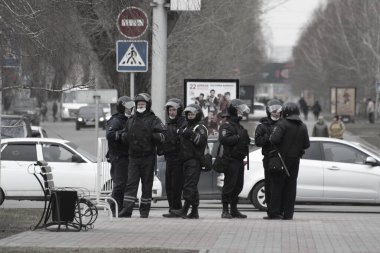 Barnaul, Rusya-21 Nisan 2021. Muhalefetteki siyasetçi Alexei Navalny 'ye destek için gösterilere darbe