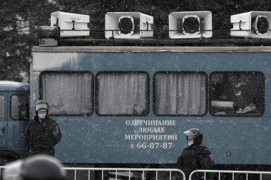 Barnaul, Rusya-21 Nisan 2021. Muhalefetteki siyasetçi Alexei Navalny 'ye destek için gösterilere darbe