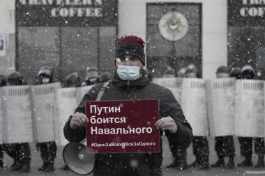 Barnaul, Rusya-21 Nisan 2021. Muhalefetteki siyasetçi Alexei Navalny 'ye destek için gösterilere darbe