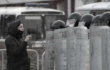 Barnaul, Rusya-21 Nisan 2021. Muhalefetteki siyasetçi Alexei Navalny 'ye destek için gösterilere darbe