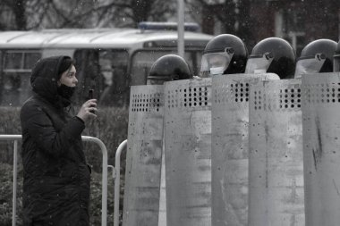 Barnaul, Rusya-21 Nisan 2021. Muhalefetteki siyasetçi Alexei Navalny 'ye destek için gösterilere darbe
