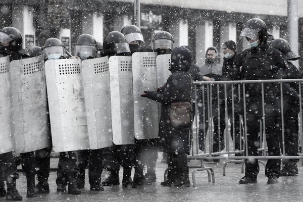 Барнаул, Россия-21 апреля 2021 года. Репрессии против демонстраций в поддержку оппозиционного политика Алексея Навального