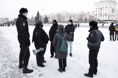 Barnaul, Rusya-21 Nisan 2021. Muhalefetteki siyasetçi Alexei Navalny 'ye destek için gösterilere darbe