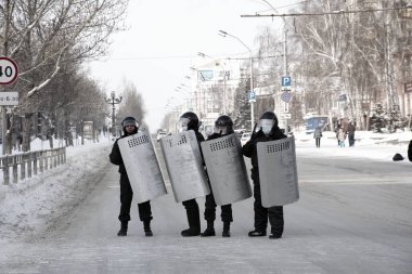 Barnaul, Rusya-23 Ocak 2021. Muhalefetteki siyasetçi Alexei Navalny 'ye destek için gösterilere darbe