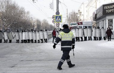 Barnaul, Rusya-23 Ocak 2021. Muhalefetteki siyasetçi Alexei Navalny 'ye destek için gösterilere darbe