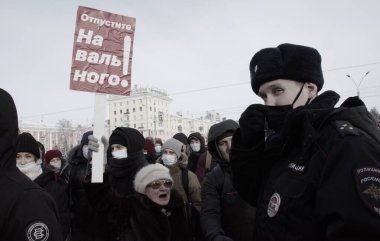 Barnaul, Rusya-23 Ocak 2021. Muhalefetteki siyasetçi Alexei Navalny 'ye destek için gösterilere darbe