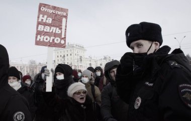 Barnaul, Rusya-23 Ocak 2021. Muhalefetteki siyasetçi Alexei Navalny 'ye destek için gösterilere darbe