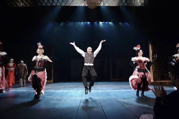 Barnaul, Rusya-30 Ağustos 2020. Tiyatro oyuncuları 