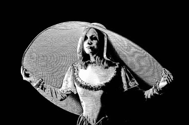 Eski elbiseli ve şapkalı bir kız koyu bir arka planda duruyor ve üzgün.