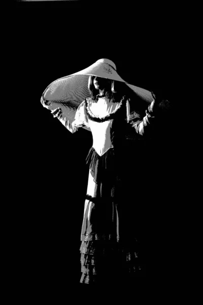 Une Fille Dans Une Vieille Robe Chapeau Tient Sur Fond — Photo