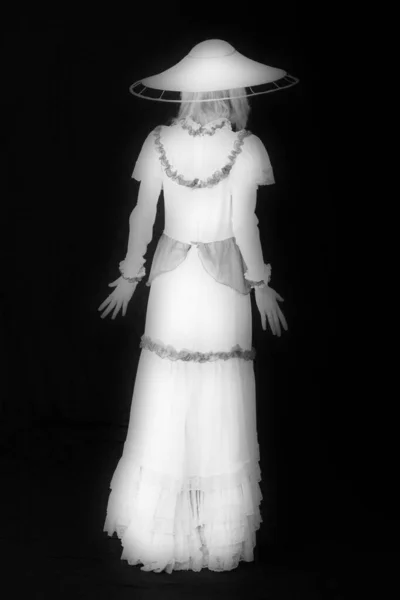 Uma Menina Vestido Velho Chapéu Fica Fundo Escuro Triste — Fotografia de Stock