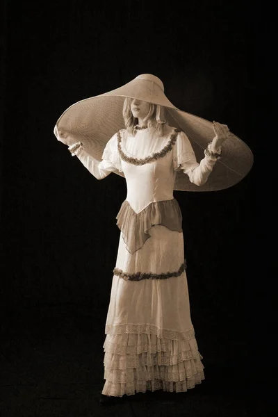 Uma Menina Vestido Velho Chapéu Fica Fundo Escuro Triste — Fotografia de Stock