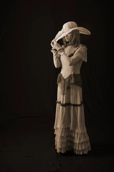 Une Fille Dans Une Vieille Robe Chapeau Tient Sur Fond — Photo