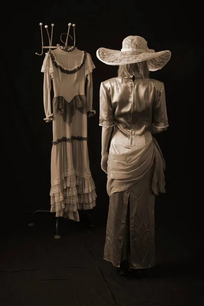 Uma Menina Vestido Velho Chapéu Fica Fundo Escuro Triste — Fotografia de Stock