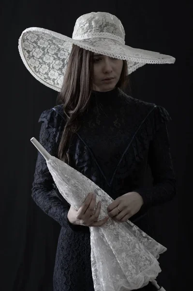 Uma Menina Vestido Velho Chapéu Fica Fundo Escuro Triste — Fotografia de Stock