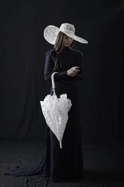 Una Chica Con Viejo Vestido Sombrero Está Pie Sobre Fondo —  Fotos de Stock