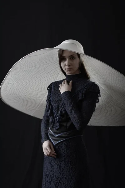 Uma Menina Vestido Velho Chapéu Fica Fundo Escuro Triste — Fotografia de Stock