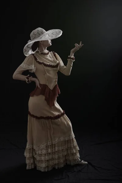 Uma Menina Vestido Velho Chapéu Fica Fundo Escuro Triste — Fotografia de Stock