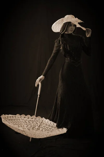 Дівчина Старому Одязі Капелюсі Стоїть Темному Тлі Сумно — стокове фото