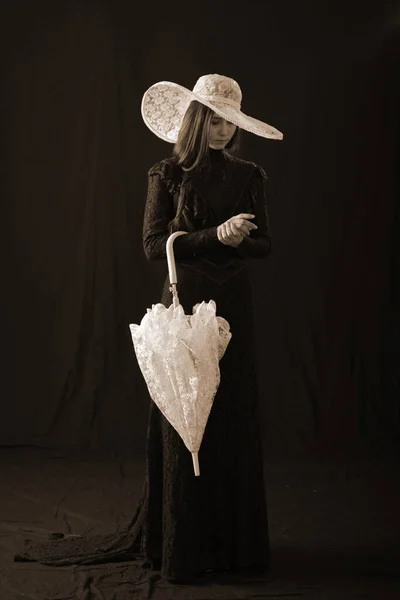 Una Chica Con Viejo Vestido Sombrero Está Pie Sobre Fondo — Foto de Stock