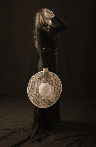 Una Chica Con Viejo Vestido Sombrero Está Pie Sobre Fondo — Foto de Stock