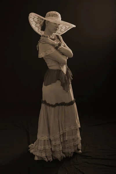 Дівчина Старому Одязі Капелюсі Стоїть Темному Тлі Сумно — стокове фото