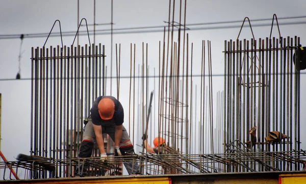 Trabajadores Constructores Están Construyendo Complejo Viviendas Hormigón — Foto de Stock