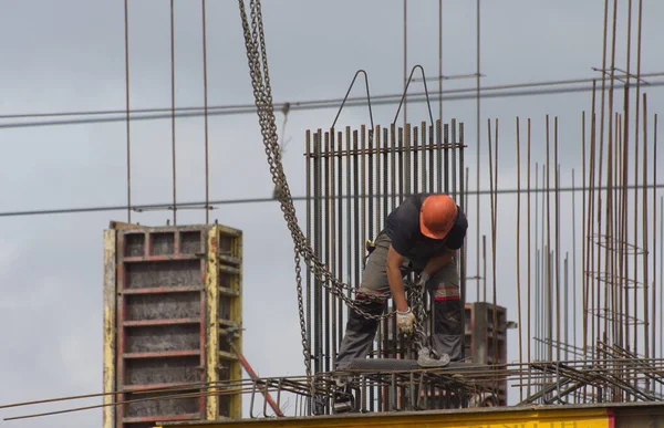 Trabalhadores Construtores Estão Construindo Complexo Habitacional Feito Concreto — Fotografia de Stock