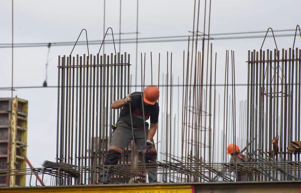 Trabalhadores Construtores Estão Construindo Complexo Habitacional Feito Concreto — Fotografia de Stock