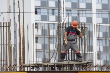 Barnaul, Rusya-7 Temmuz 2021. İşçiler ve inşaatçılar betondan yapılmış bir konut kompleksi inşa ediyorlar.