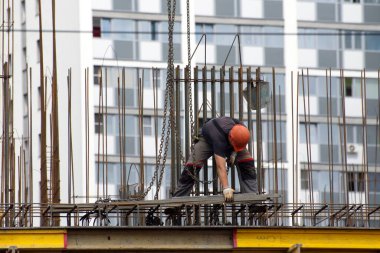 Barnaul, Rusya-7 Temmuz 2021. İşçiler ve inşaatçılar betondan yapılmış bir konut kompleksi inşa ediyorlar.
