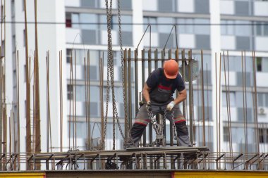 Barnaul, Rusya-7 Temmuz 2021. İşçiler ve inşaatçılar betondan yapılmış bir konut kompleksi inşa ediyorlar.