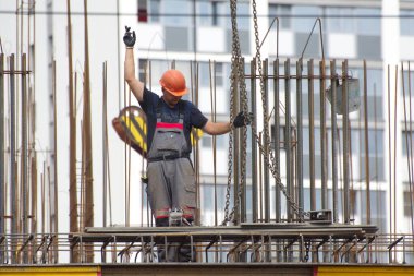 Barnaul, Rusya-7 Temmuz 2021. İşçiler ve inşaatçılar betondan yapılmış bir konut kompleksi inşa ediyorlar.