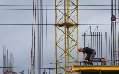 Barnaul, Rusya-7 Temmuz 2021. İşçiler ve inşaatçılar betondan yapılmış bir konut kompleksi inşa ediyorlar.