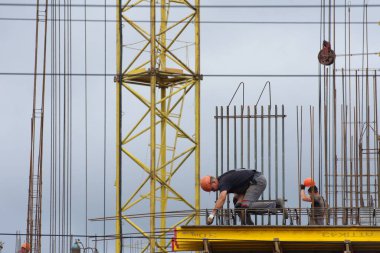 Barnaul, Rusya-7 Temmuz 2021. İşçiler ve inşaatçılar betondan yapılmış bir konut kompleksi inşa ediyorlar.