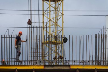 Barnaul, Rusya-7 Temmuz 2021. İşçiler ve inşaatçılar betondan yapılmış bir konut kompleksi inşa ediyorlar.