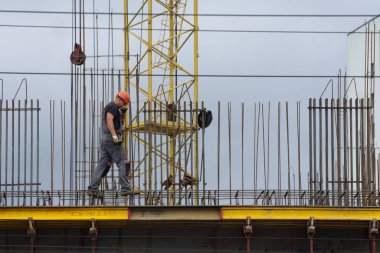 Barnaul, Rusya-7 Temmuz 2021. İşçiler ve inşaatçılar betondan yapılmış bir konut kompleksi inşa ediyorlar.