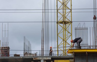 Barnaul, Rusya-7 Temmuz 2021. İşçiler ve inşaatçılar betondan yapılmış bir konut kompleksi inşa ediyorlar.