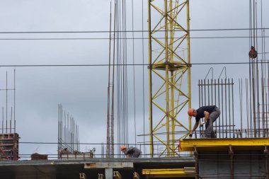 Barnaul, Rusya-7 Temmuz 2021. İşçiler ve inşaatçılar betondan yapılmış bir konut kompleksi inşa ediyorlar.