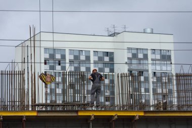 Barnaul, Rusya-7 Temmuz 2021. İşçiler ve inşaatçılar betondan yapılmış bir konut kompleksi inşa ediyorlar.