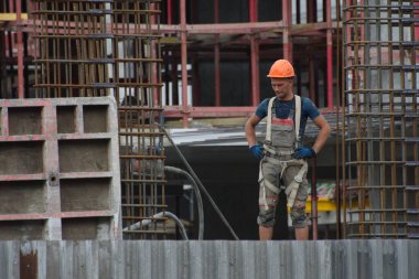 Barnaul, Rusya-7 Temmuz 2021. İşçiler ve inşaatçılar betondan yapılmış bir konut kompleksi inşa ediyorlar.