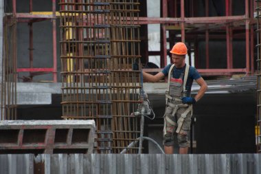 Barnaul, Rusya-7 Temmuz 2021. İşçiler ve inşaatçılar betondan yapılmış bir konut kompleksi inşa ediyorlar.