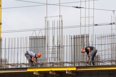 Barnaul, Rusya-7 Temmuz 2021. İşçiler ve inşaatçılar betondan yapılmış bir konut kompleksi inşa ediyorlar.