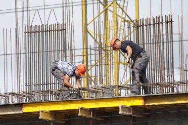 Barnaul, Rusya-7 Temmuz 2021. İşçiler ve inşaatçılar betondan yapılmış bir konut kompleksi inşa ediyorlar.