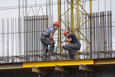 Barnaul, Rusya-7 Temmuz 2021. İşçiler ve inşaatçılar betondan yapılmış bir konut kompleksi inşa ediyorlar.