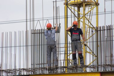 Barnaul, Rusya-7 Temmuz 2021. İşçiler ve inşaatçılar betondan yapılmış bir konut kompleksi inşa ediyorlar.