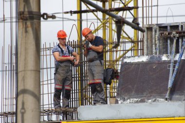 Barnaul, Rusya-7 Temmuz 2021. İşçiler ve inşaatçılar betondan yapılmış bir konut kompleksi inşa ediyorlar.