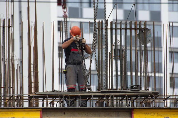 Barnaul, Rusya-7 Temmuz 2021. İşçiler ve inşaatçılar betondan yapılmış bir konut kompleksi inşa ediyorlar.